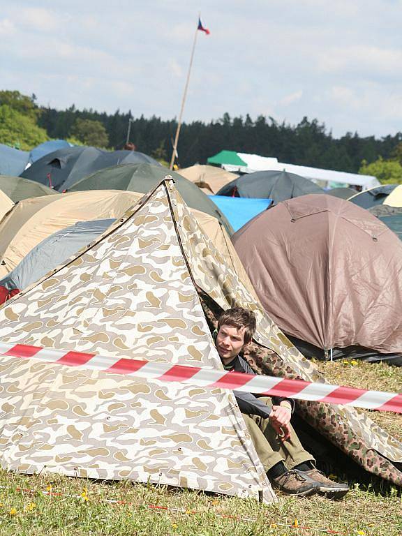 Několik stovek roverů kempuje v těchto dnech ve stanech na louce v blanenské místní části Češkovice. Od středy do neděle se tam koná celorepublikové setkání skautů a skautek nazvané Obrok 2011. 