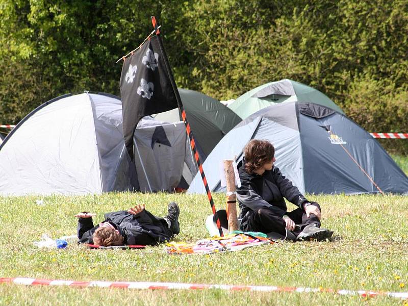 Několik stovek roverů kempuje v těchto dnech ve stanech na louce v blanenské místní části Češkovice. Od středy do neděle se tam koná celorepublikové setkání skautů a skautek nazvané Obrok 2011. 