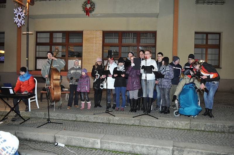 Přes sto lidí si ve středu v podvečer zazpívalo koledy s Deníkem na Masarykově náměstí v Boskovicích, společně s pěveckým kroužkem Pohodička Boskovice pod vedením Jany Kovářové a Ivany Staffové.