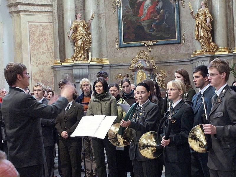 Svatohubertská mše ve křtinském poutním chrámu.