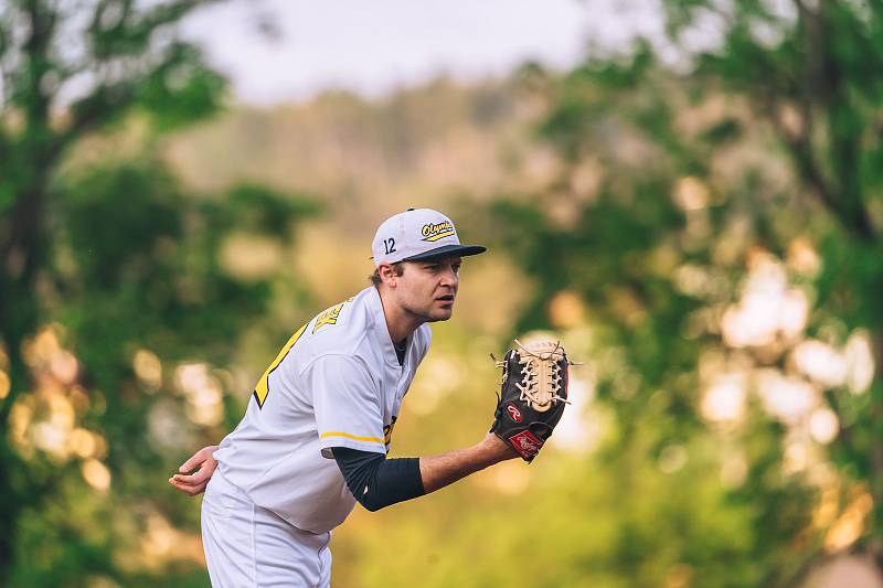 Blanenští baseballisté (ve světlém) na domácím hřišti dvakrát podlehli Jablonci.