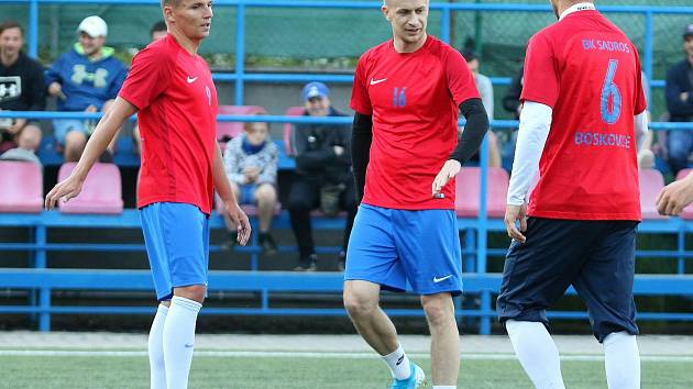 V první lize Svazu malého fotbalu Blanenska zdolal Sadros Boskovice (červené dresy) 5:3 obhájce titulu tým Viktoria Suchý.