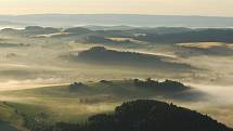 Olešnický farář Pavel Lazárek létá na paraglidingovém křídle a fotografuje krajinu.