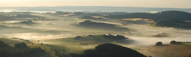 Olešnický farář Pavel Lazárek létá na paraglidingovém křídle a fotografuje krajinu.