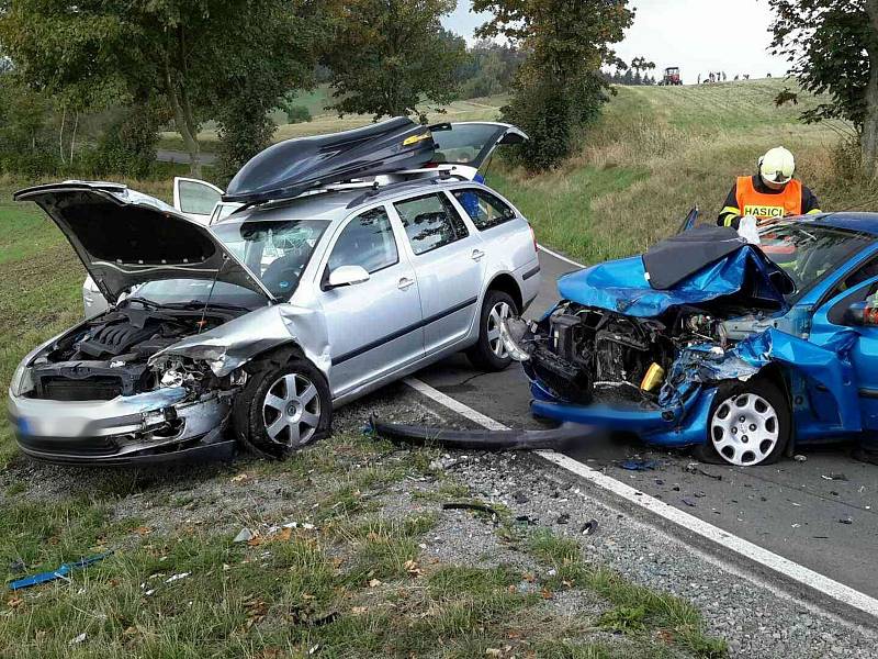 V katastru obce Petrov se čelně srazila dvě osobní auta.