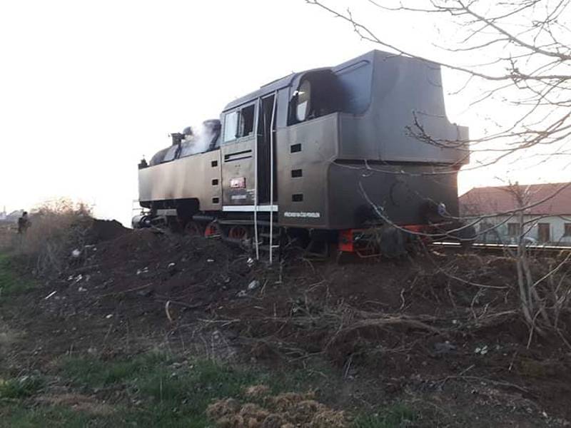 Ve Veselí nad Moravou vykolejila historická parní lokomotiva.