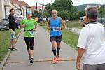 Běžci vpři Blanenské a Boskovické etapě Moravského ultramaratonu.