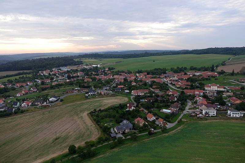 Poznáte v tradičním vzdušném kvízu motorového paraglidisty Petra Buchty z Adamova na Blanensku, která místa v regionu fotografoval tentokrát?