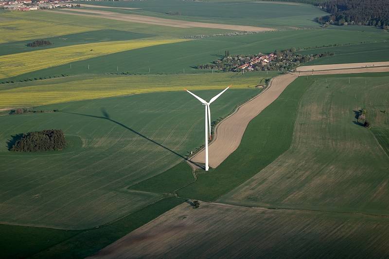 Paraglidista Petr Buchta prosvištěl nad Blanenskem s novým padákem. Poznáte kde létal? (větrná elektrárna u Rozstání). Se souhlasem Petra Buchty