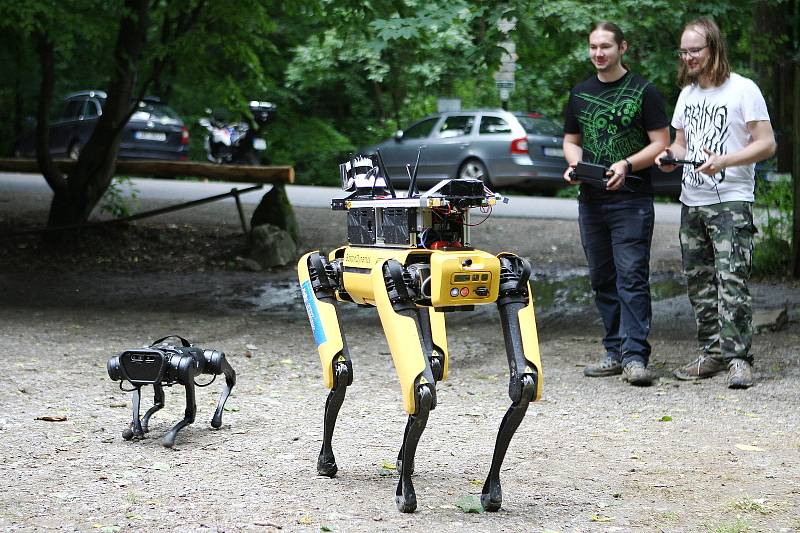 V Býčí skále testují speciální techniku. Pro záchranu lidí.