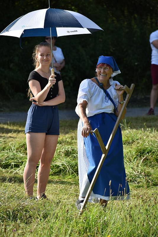 Kloboučské bratrstvo pořádalo už po dvanácté sečení otav. Soutěžilo jedenáct mužů, pět žen a dva junioři.