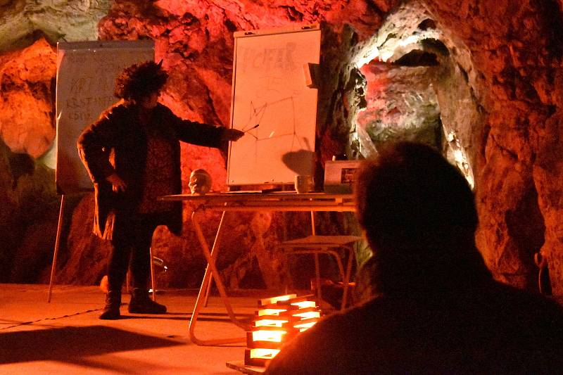 Jeskyni Výpustek nedaleko Křtin na Blanensku ovládly o víkendu tradiční mikulášské prohlídky s čerty.