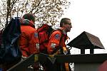 Lezecké skupiny záchranářů z Brna a Blanska cvičili v pondělí záchranu osob z kabiny lanové dráhy na Macochu.