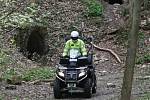 Policisté na Blanensku kromě terénních aut do terénu posílají i silnou čtyřkolku.