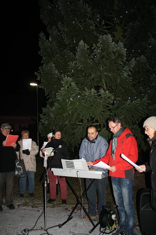 V Doubravici nad Svitavou se u vánočního stromu na náměstí Svobody ke zpívaní sešlo asi 140 malých i velkých zpěváků. Na klávesy je doprovodil varhaník Pavel Plhoň.