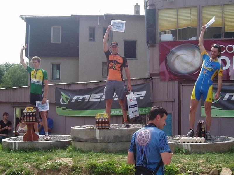 V BŘEZOVSKÉ ROKLI. Bikeři se v pátém závodě Poháru Drahanské vrchoviny museli vypořádat s náročnou tratí v Březové. Ta vedla po motokrosovém okruhu. 