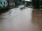 Voda z rozvodněného potoka zatopila část Kulířova.