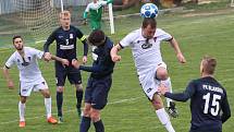 Fotbalisté divizních Tasovic (v bílém) v neděli poprvé na jaře prohráli. Nestačili na Blansko 1:2.