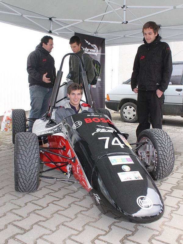 DRAGON II. Studenti VUT Brno soutěží s formulí v projektu Formule student. Už postavili dva prototypy závodních strojů. Formuli Dragon II předvedli v Jedovnicích. Letos s ní odjeli tři závody.