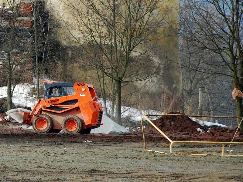 Místo sportovců se na prostranství u základní školy v Komenského ulici prohánějí v těchto dnech stroje stavařů a řvou motorové pily. Stavba nového sportovního areálu odstartovala.