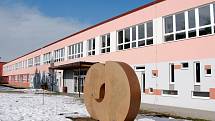 Místo sportovců se na prostranství u základní školy v Komenského ulici prohánějí v těchto dnech stroje stavařů a řvou motorové pily. Stavba nového sportovního areálu odstartovala.