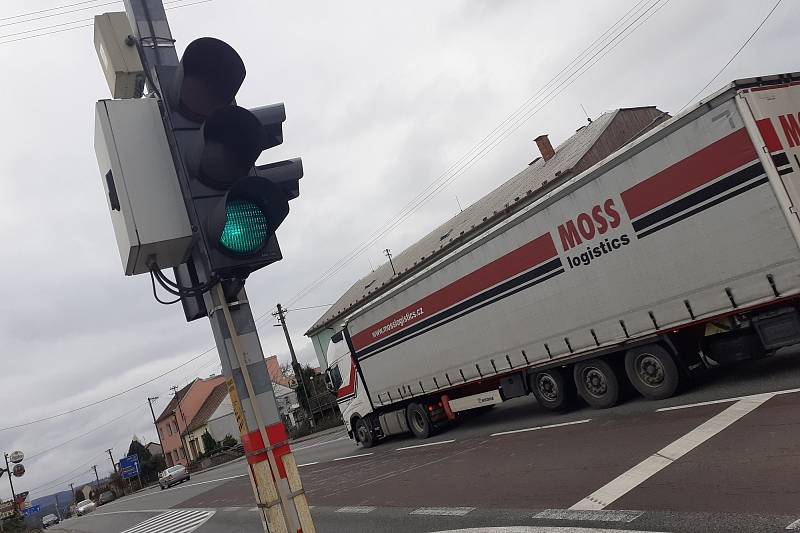 Poprvé se u přechodu pro chodce objevily před třemi lety. Půl roku jely na rušné silnici I/43 na zkoušku. Pak opakovaně dostaly prodloužení provozu o rok.