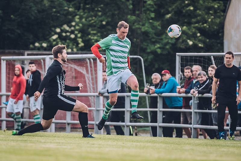 Fotbalisté Rájce-Jestřebí (zelenobílé dresy) v přípravě porazili Kunštát 6:3.