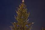 Velká sláva se konala v páteční podvečer na náměstí Republiky v Blansku. Za mohutné podpory lidí se tam rozsvítil vánoční stromeček.