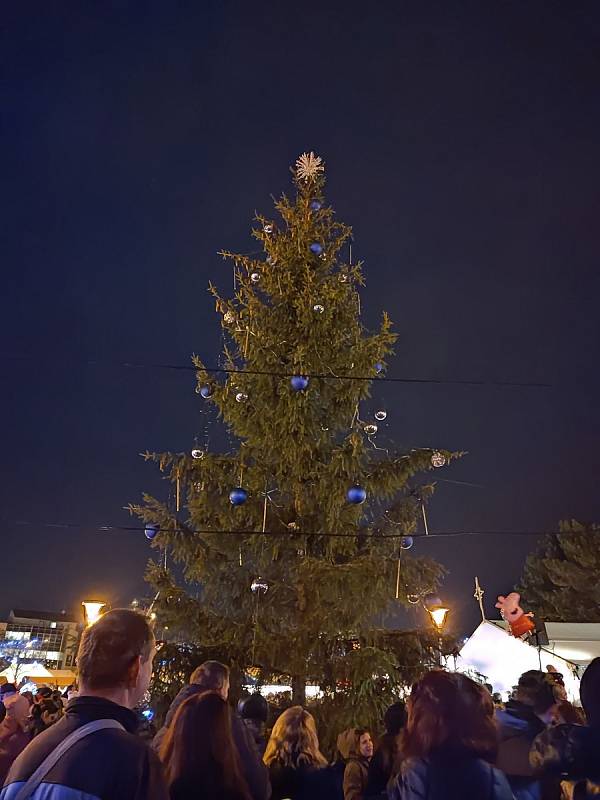 Velká sláva se konala v páteční podvečer na náměstí Republiky v Blansku. Za mohutné podpory lidí se tam rozsvítil vánoční stromeček.