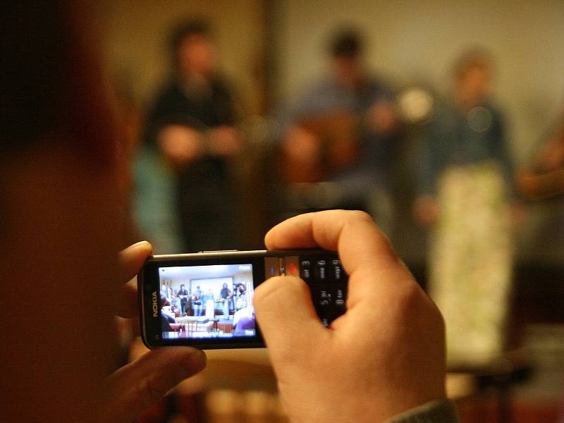 Výpravy za dobrodružstvím do různých koutů světa. Unikátní fotografie, filmy, hudba a zážitky. To je Večer s Kotlíkem. Pořad cestovatelských besed oslavil dvacet let.