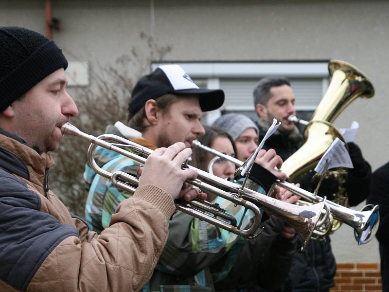 Dechový orchestr Malá Haná zahrál vánoční koledy v osmnácti obcích na Boskovicku a Svitavsku. Například v Cetkovicích.