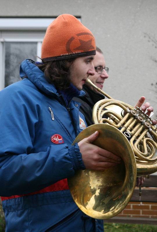 Dechový orchestr Malá Haná zahrál vánoční koledy v osmnácti obcích na Boskovicku a Svitavsku. Například v Cetkovicích.