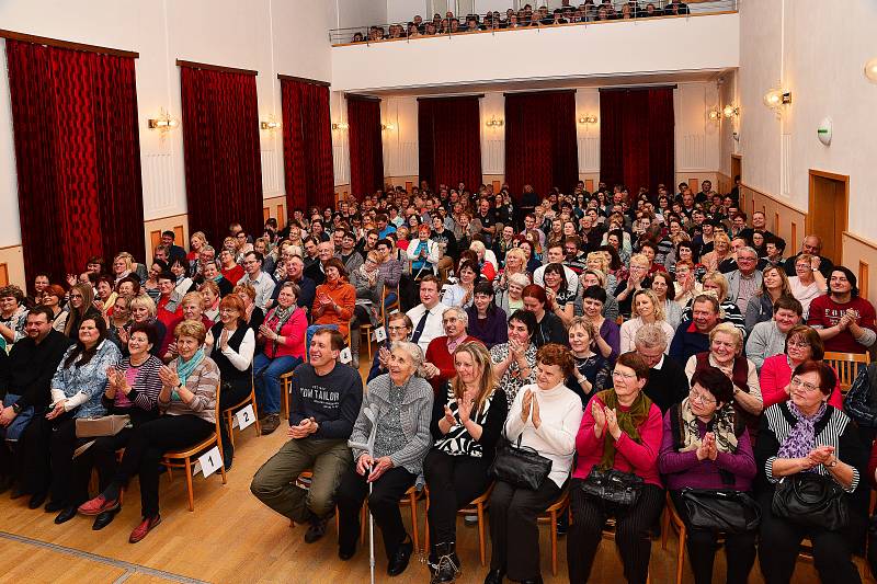 Letovičtí měli o besedu s farářem velký zájem.