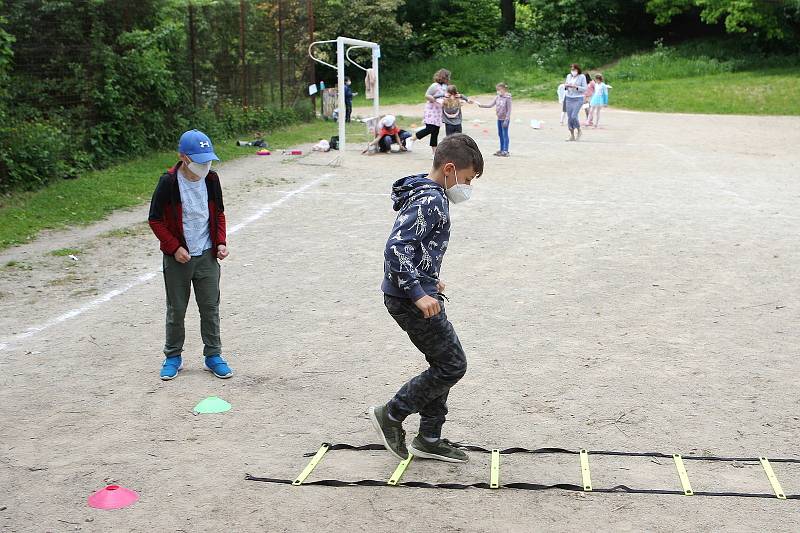 Vedle adamovské základní školy v ulici Ronovská bylo v úterý dopoledne pořádně živo. Aby ne, když tam žáci ze čtvrté třídy připravili pro své mladší kamarády na Den dětí spoustu zábavy.