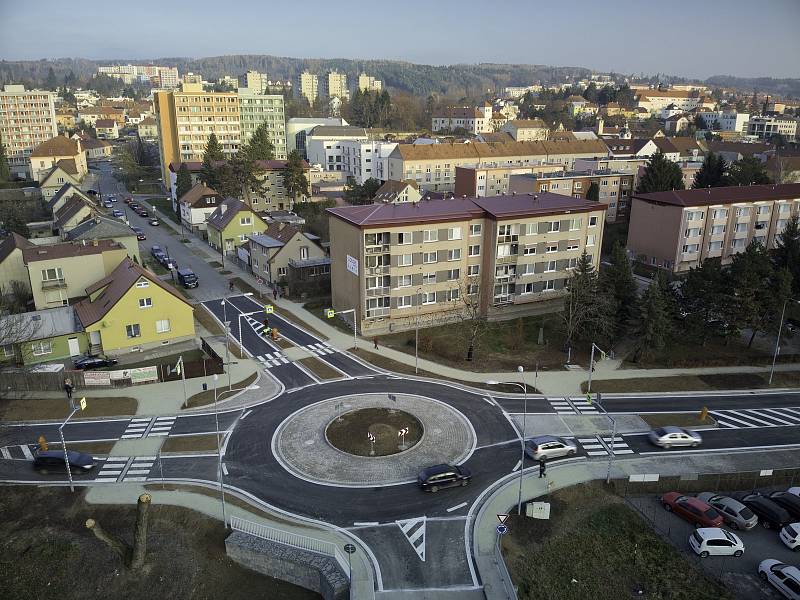 U blanenského Sportovního ostrova Ludvíka Daňka dokončili stavbu okružní křižovatky. Otevřeli ji v pondělí.