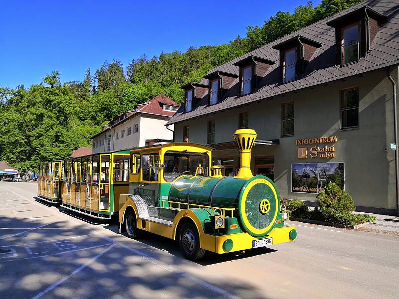 Společnost pro Moravský kras koupila novou vlakovou soupravu, kterou vozí turisty ze Skalního mlýna ke světoznámým Punkevním jeskyním. Je zakrytá a s topením. Má kapacitu šestapadesát míst a jezdí na plyn. Nahrazuje jeden z původních vláčků na naftu. Druh