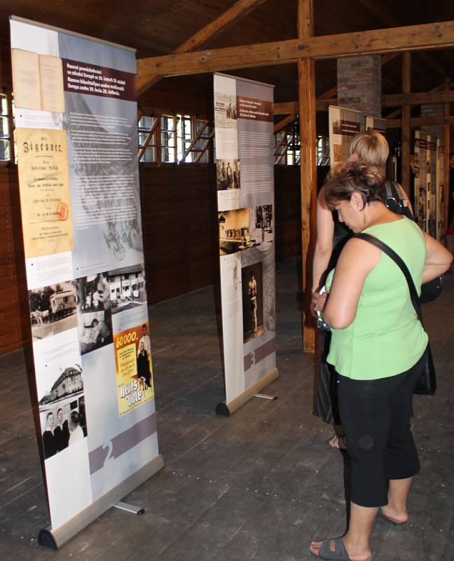 Muzeum romské kultury pořádá pietní shromáždění k uctění obětí holocaustu z bývalého cikánského tábora Žalov. Letos otevřeli první část nového památníku – zrekonstruovaný dřevěný barák.