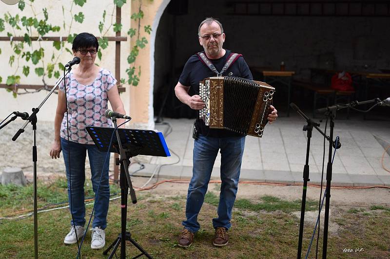 Setkání harmonikářů v Lysicích doprovázela i přes nepřízeň počasí skvělá nálada.