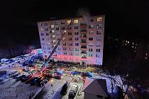 V pátek večer vzplál jeden z bytů v adamovské ulici Družstevní. Hořelo v pátém patře panelového domu. Odhad škody je v řádech milionů. Požár se obešel bez zranění. Jeho příčina je v šetření.