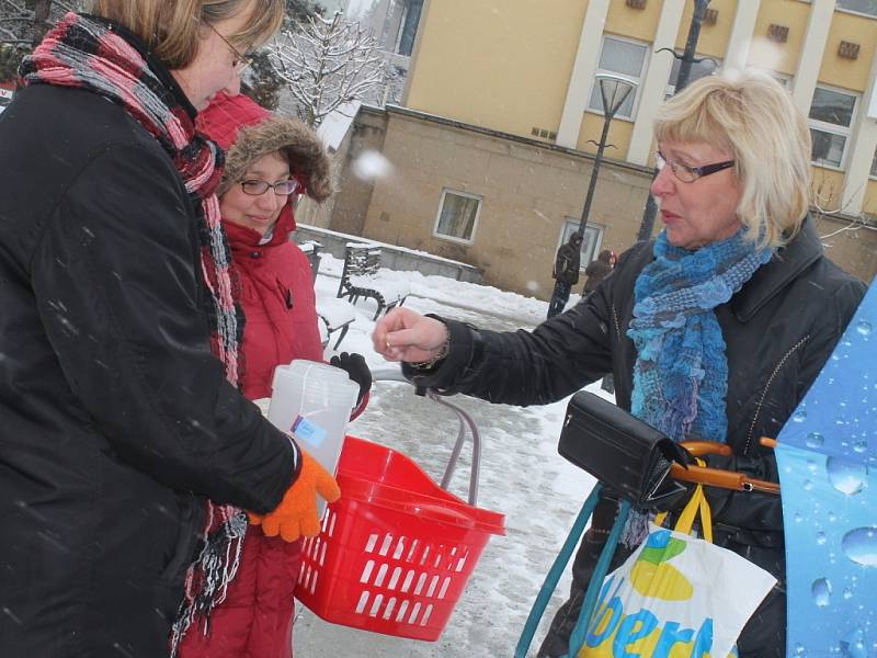 Pracovníci charity ve středu podávali teplé těstoviny lidem bez domova. Při akci Hromniční zima. V Blansku a Boskovicích. Akce se konala již podruhé. Pro porci si ovšem mohl přijít každý a jakoukoliv částkou přispět na pomoc právě lidem v nouzi.