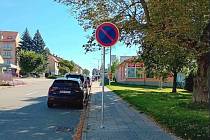Zákaz stání v části Sokolské. Odstavená auta blokovala v Boskovicích dopravu.