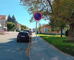 Zákaz stání v části Sokolské. Odstavená auta blokovala v Boskovicích dopravu.