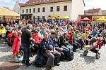 Zahájení turistické sezony v Moraském krasu na nádvoří černohorského pivovaru ustavením rekordu v počtu lidí na jednom místě, kteří mají za ušima.