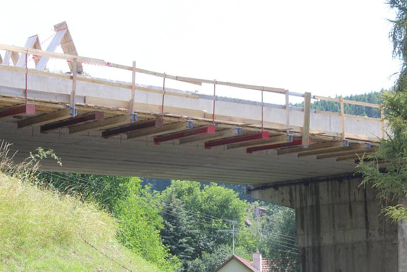 Opravovaný most na silnici I/43. Řidiči budou muset přes Černou Horu.