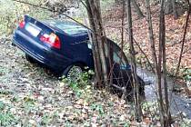 Řidič skončil mimo silnici u Svaté Kateřiny na Blanensku. Auto vytáhli z potoka hasiči.