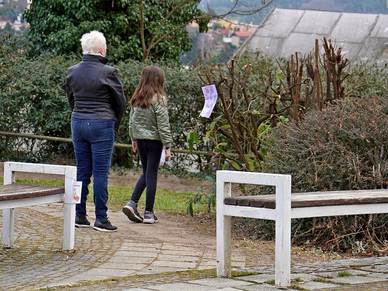 Putování s velikonočním zajíčkem připravili na sváteční dny v zámeckém poarku v Boskovicích pracovníci Střediska volnéhbo času s Místní akční skupinou.