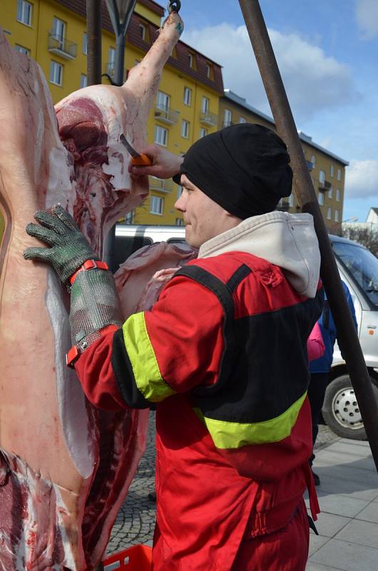 Zabijačkové dobroty voněly v sobotu na náměstí Republiky v Blansku. Hody doplněné zábavním programem tam Kulturní středisko města Blanska uspořádalo už potřetí.