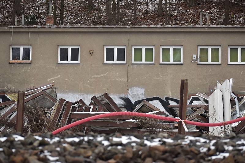 Rekonstrukce postupuje. Část adamovského nádraží už zdemolovaly bagry.