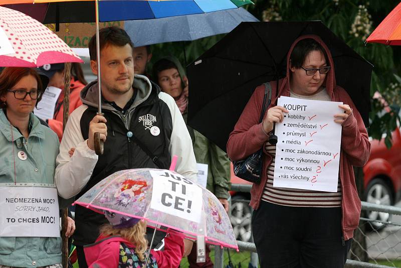 Na blanenském náměstí Republiky přišlo na demonstraci za nezávislou justici a rezignaci premiéra Babiše přes sto lidí. V uplynulých čtrnácti dnech se v okresním městě jednalo už o druhou protestní akci.