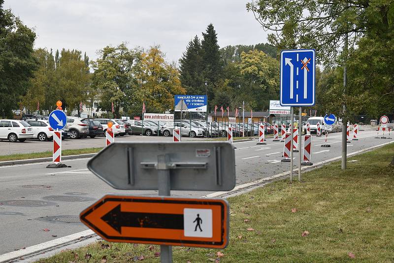 Na průtahu Blanskem staví dělníci v ulicích Svitavská a Poříčí nové kruhové objezdy. Průjezdné mají být do konce listopadu.